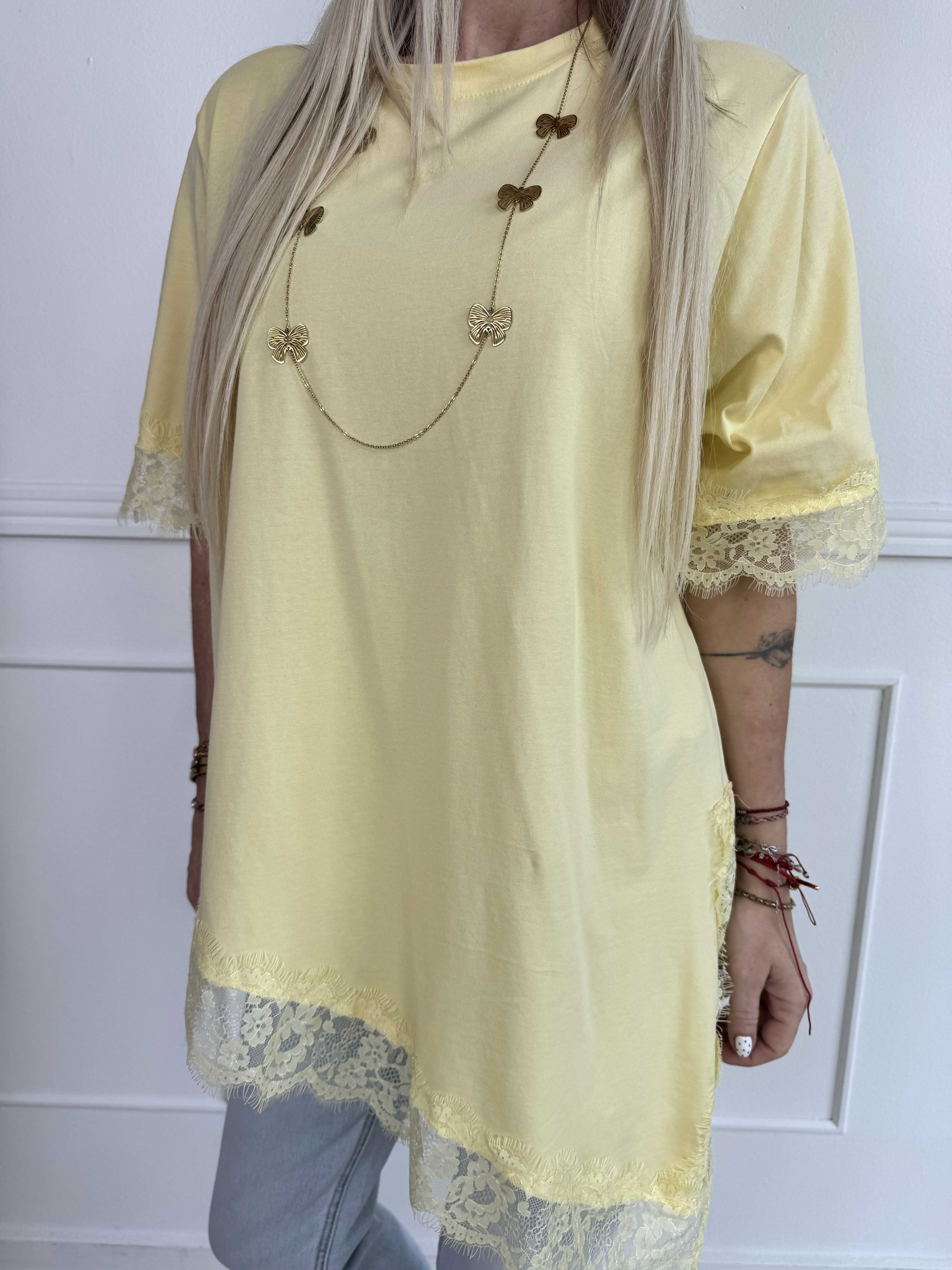 Nitza - T-shirt i blød bomuld med skråtskåret bund og elegante blondekanter